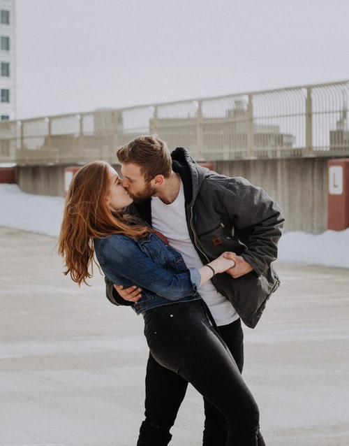 kiss in the snow